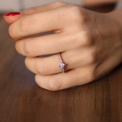 14 Ayar Altın 0,33 ct E Renk Yanları Taşlı Pırlanta Tektaş Yüzük - Nusrettaki