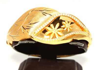 22K Gold Mirrored Daisy Design Bangle Bracelet - 7