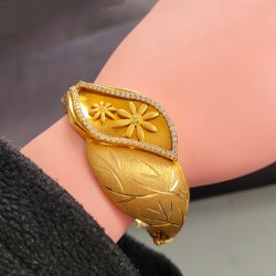 22K Gold Mirrored Daisy Design Bangle Bracelet - Nusrettaki (1)