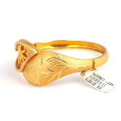 22K Gold Mirrored Daisy Design Bangle Bracelet - 5