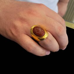 24 Ayar Altın Elişi Dövmeli Üzeri Yazılı Oval Akik Taşlı Yüzük - Nusrettaki
