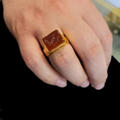 24 Ayar Altın Kare Akik Taşlı Üzeri Yazılı Elişi Yüzük - 1