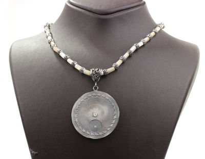 925 Ayar Gümüş Çiçek Desenli Sedef Taşlı Madalyon Kolye - 4