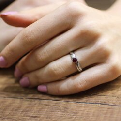 925 Ayar Gümüş Kırmızı Taşlı Zarif Yüzük - Nusrettaki