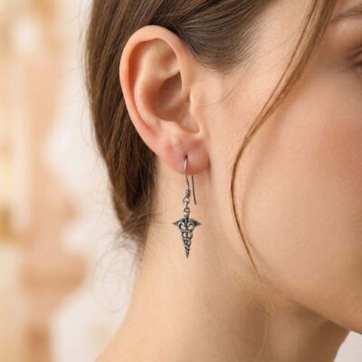 925 Ayar Gümüş Sallantılı Tıp Sembolü Küpe - 1