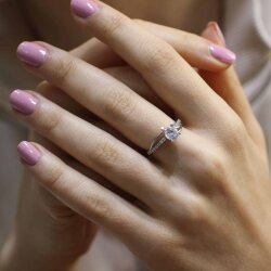 925 Ayar Gümüş Tektaş Yanı Taşlı 0,82 crt Görünümlü Yüzük - Nusrettaki