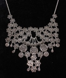 Nusrettaki - 925 Ayar Gümüş Çiçekli Ay Modeli Telkari Kolye