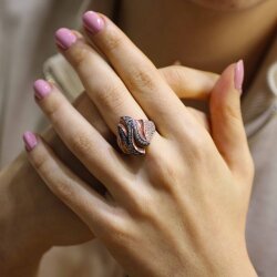 925 Ayar Rose Gümüş Zikzak Motifli Taşlı Yüzük - Nusrettaki