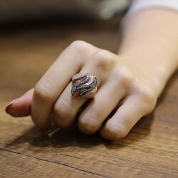 925 Ayar Rose Gümüş Zikzak Motifli Taşlı Yüzük - 3