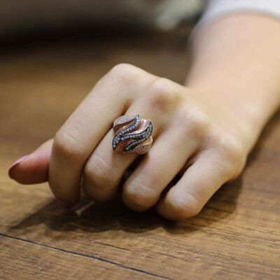 925 Ayar Rose Gümüş Zikzak Motifli Taşlı Yüzük - 3