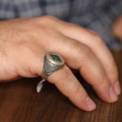 925 Sterling Silver Emerald Stone Rectangle Men Ring - Nusrettaki